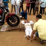Ινδία: Τον πάτησαν 376 μοτοσικλέτες και μπήκε στο βιβλίο Γκίνες (video)